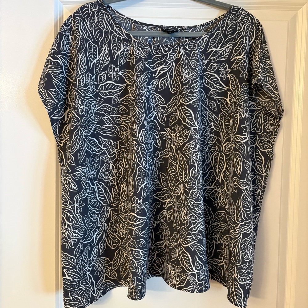 ☑️Torrid Size 3 Grey and White Leaf Print Women's Top